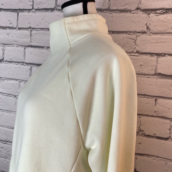 Fabletics Womens Modern Cream Fleece Pullover Sweatshirt Thumb Holes Size Medium - Picture 9 of 12